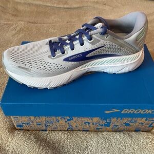 Women’s size 9.5 Brooks Adrenaline 22 NEW new in box